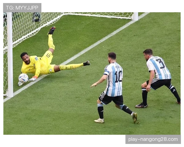 门兴格拉德巴赫门将扑救后长时间倒地，队医紧急入场检查