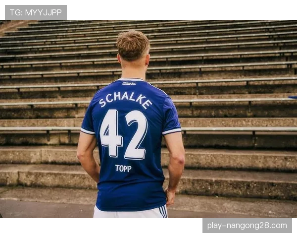 特写：生涯最后一场鲁尔区德比，罗伊斯赛后与沙尔克老将交换球衣